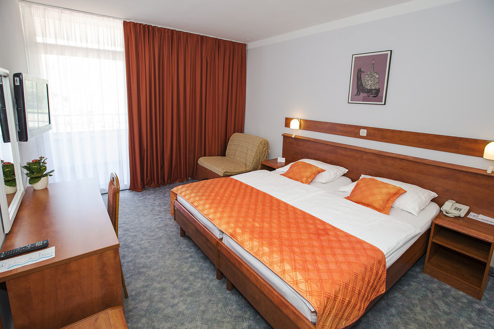 Sunny Baska Hotel By Valamar, Ex Corinthia Экстерьер фото